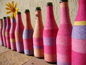 como-reutilizar-garrafas-de-vidro-garrafas-decoradas-com-barbante-colorido